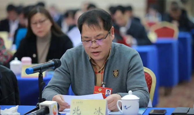 “建言資政勇?lián)?，一枝一葉總關情”——“明星”委員北冰出席省政協(xié)十二屆二次會議后記